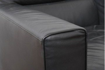 中古　コクヨ(KOKUYO)　ルクサリオ　本革+フェイクレザー　モダンデザインの1人掛けアームソファ2脚セット　定価(2脚合計)約35万円以上　(R-085672)