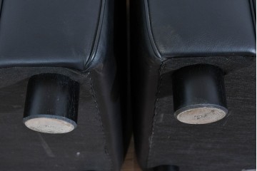 中古　コクヨ(KOKUYO)　ルクサリオ　本革+フェイクレザー　モダンデザインの1人掛けアームソファ2脚セット　定価(2脚合計)約35万円以上　(R-085672)