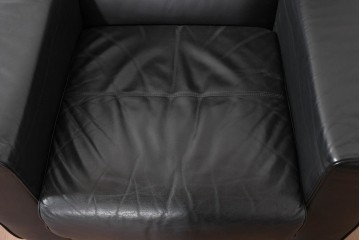 中古　コクヨ(KOKUYO)　ルクサリオ　本革+フェイクレザー　モダンデザインの1人掛けアームソファ2脚セット　定価(2脚合計)約35万円以上　(R-085672)