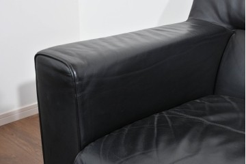 中古　コクヨ(KOKUYO)　ルクサリオ　本革+フェイクレザー　モダンデザインの1人掛けアームソファ2脚セット　定価(2脚合計)約35万円以上　(R-085672)