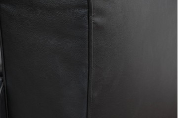 中古　コクヨ(KOKUYO)　ルクサリオ　本革+フェイクレザー　モダンデザインの1人掛けアームソファ2脚セット　定価(2脚合計)約35万円以上　(R-085672)