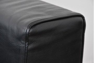 中古　コクヨ(KOKUYO)　ルクサリオ　本革+フェイクレザー　モダンデザインの1人掛けアームソファ2脚セット　定価(2脚合計)約35万円以上　(R-085672)