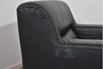 中古　コクヨ(KOKUYO)　ルクサリオ　本革+フェイクレザー　モダンデザインの1人掛けアームソファ2脚セット　定価(2脚合計)約35万円以上　(R-085672)