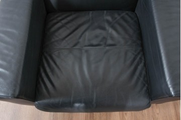 中古　コクヨ(KOKUYO)　ルクサリオ　本革+フェイクレザー　モダンデザインの1人掛けアームソファ2脚セット　定価(2脚合計)約35万円以上　(R-085672)