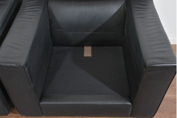 中古　コクヨ(KOKUYO)　ルクサリオ　本革+フェイクレザー　モダンデザインの1人掛けアームソファ2脚セット　定価(2脚合計)約35万円以上　(R-085672)