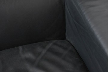 中古　コクヨ(KOKUYO)　ルクサリオ　本革+フェイクレザー　モダンデザインの1人掛けアームソファ2脚セット　定価(2脚合計)約35万円以上　(R-085672)