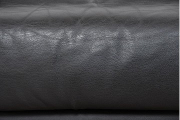 中古　コクヨ(KOKUYO)　ルクサリオ　本革+フェイクレザー　モダンデザインの1人掛けアームソファ2脚セット　定価(2脚合計)約35万円以上　(R-085672)