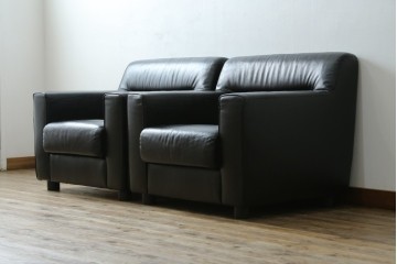 中古　コクヨ(KOKUYO)　ルクサリオ　本革+フェイクレザー　モダンデザインの1人掛けアームソファ2脚セット　定価(2脚合計)約35万円以上　(R-085673)