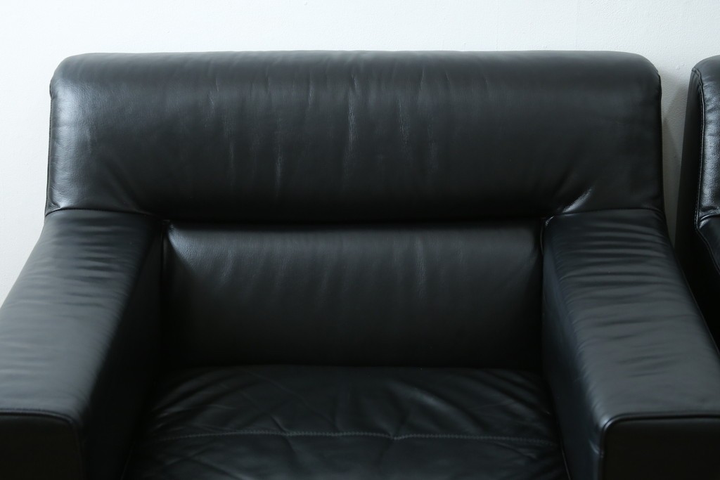 中古　コクヨ(KOKUYO)　ルクサリオ　本革+フェイクレザー　モダンデザインの1人掛けアームソファ2脚セット　定価(2脚合計)約35万円以上　(R-085673)