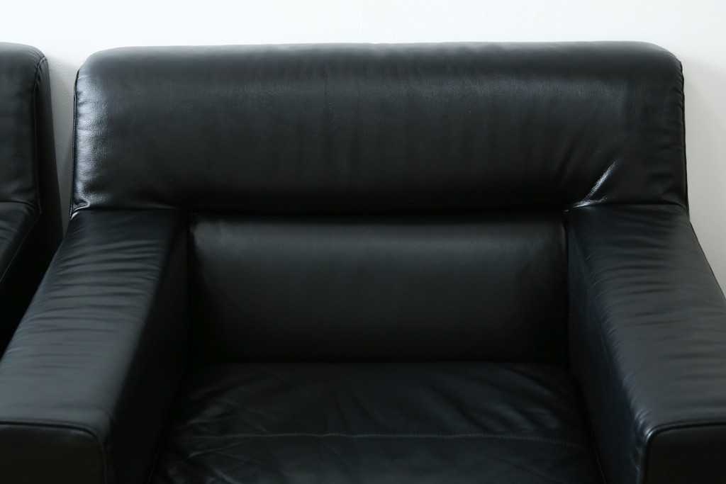 中古　コクヨ(KOKUYO)　ルクサリオ　本革+フェイクレザー　モダンデザインの1人掛けアームソファ2脚セット　定価(2脚合計)約35万円以上　(R-085673)