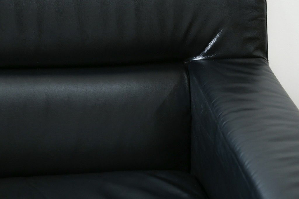 中古　コクヨ(KOKUYO)　ルクサリオ　本革+フェイクレザー　モダンデザインの1人掛けアームソファ2脚セット　定価(2脚合計)約35万円以上　(R-085673)