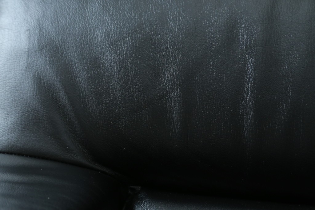 中古　コクヨ(KOKUYO)　ルクサリオ　本革+フェイクレザー　モダンデザインの1人掛けアームソファ2脚セット　定価(2脚合計)約35万円以上　(R-085673)