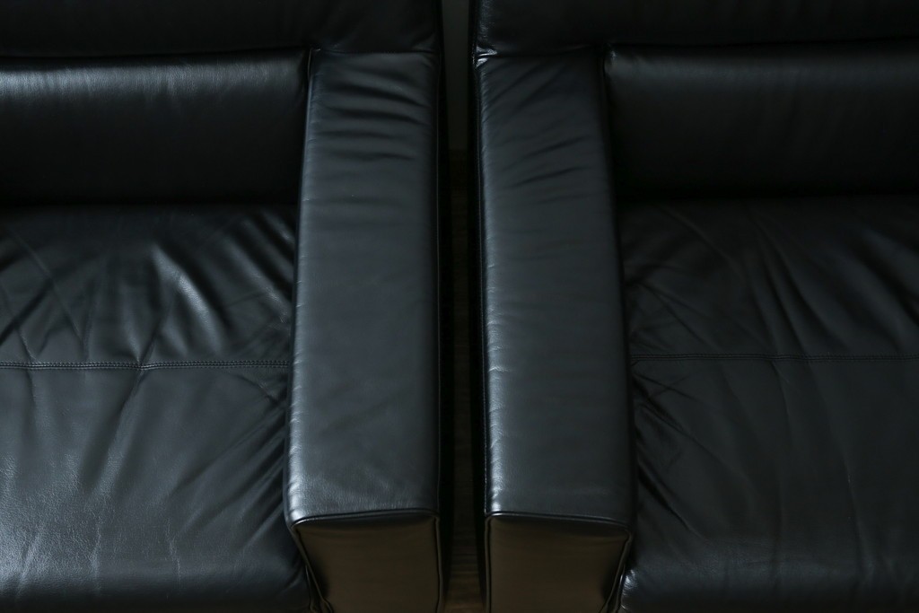 中古　コクヨ(KOKUYO)　ルクサリオ　本革+フェイクレザー　モダンデザインの1人掛けアームソファ2脚セット　定価(2脚合計)約35万円以上　(R-085673)