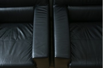 中古　コクヨ(KOKUYO)　ルクサリオ　本革+フェイクレザー　モダンデザインの1人掛けアームソファ2脚セット　定価(2脚合計)約35万円以上　(R-085673)