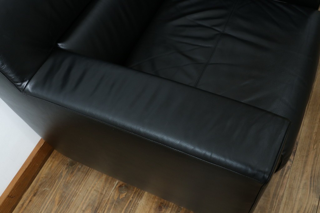 中古　コクヨ(KOKUYO)　ルクサリオ　本革+フェイクレザー　モダンデザインの1人掛けアームソファ2脚セット　定価(2脚合計)約35万円以上　(R-085673)