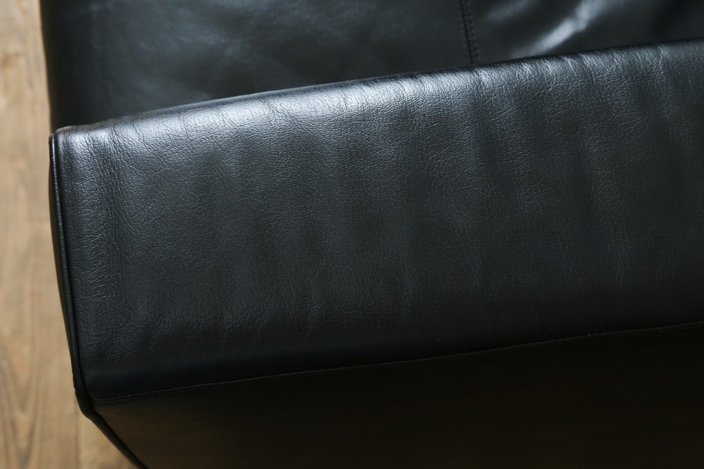 中古　コクヨ(KOKUYO)　ルクサリオ　本革+フェイクレザー　モダンデザインの1人掛けアームソファ2脚セット　定価(2脚合計)約35万円以上　(R-085673)