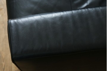 中古　コクヨ(KOKUYO)　ルクサリオ　本革+フェイクレザー　モダンデザインの1人掛けアームソファ2脚セット　定価(2脚合計)約35万円以上　(R-085673)