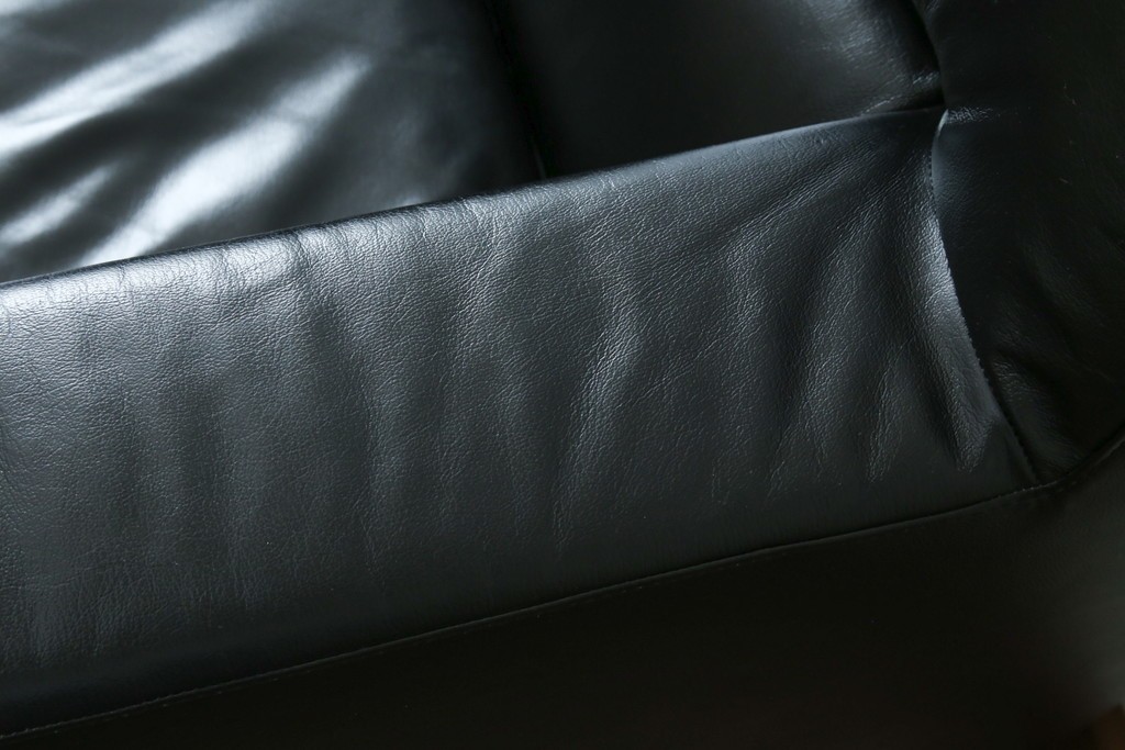 中古　コクヨ(KOKUYO)　ルクサリオ　本革+フェイクレザー　モダンデザインの1人掛けアームソファ2脚セット　定価(2脚合計)約35万円以上　(R-085673)