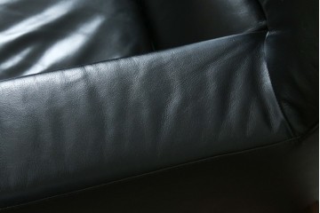 中古　コクヨ(KOKUYO)　ルクサリオ　本革+フェイクレザー　モダンデザインの1人掛けアームソファ2脚セット　定価(2脚合計)約35万円以上　(R-085673)