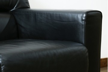 中古　コクヨ(KOKUYO)　ルクサリオ　本革+フェイクレザー　モダンデザインの1人掛けアームソファ2脚セット　定価(2脚合計)約35万円以上　(R-085673)