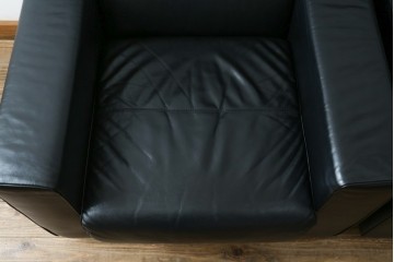 中古　コクヨ(KOKUYO)　ルクサリオ　本革+フェイクレザー　モダンデザインの1人掛けアームソファ2脚セット　定価(2脚合計)約35万円以上　(R-085673)