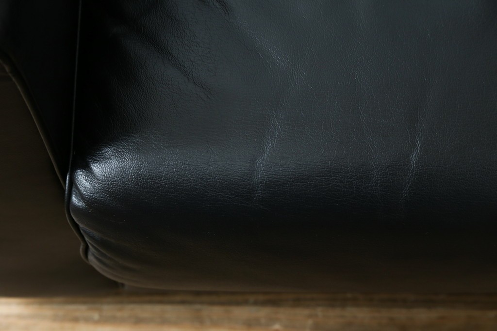 中古　コクヨ(KOKUYO)　ルクサリオ　本革+フェイクレザー　モダンデザインの1人掛けアームソファ2脚セット　定価(2脚合計)約35万円以上　(R-085673)