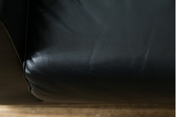 中古　コクヨ(KOKUYO)　ルクサリオ　本革+フェイクレザー　モダンデザインの1人掛けアームソファ2脚セット　定価(2脚合計)約35万円以上　(R-085673)