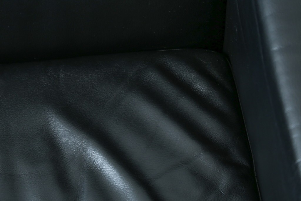 中古　コクヨ(KOKUYO)　ルクサリオ　本革+フェイクレザー　モダンデザインの1人掛けアームソファ2脚セット　定価(2脚合計)約35万円以上　(R-085673)