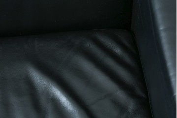 中古　コクヨ(KOKUYO)　ルクサリオ　本革+フェイクレザー　モダンデザインの1人掛けアームソファ2脚セット　定価(2脚合計)約35万円以上　(R-085673)