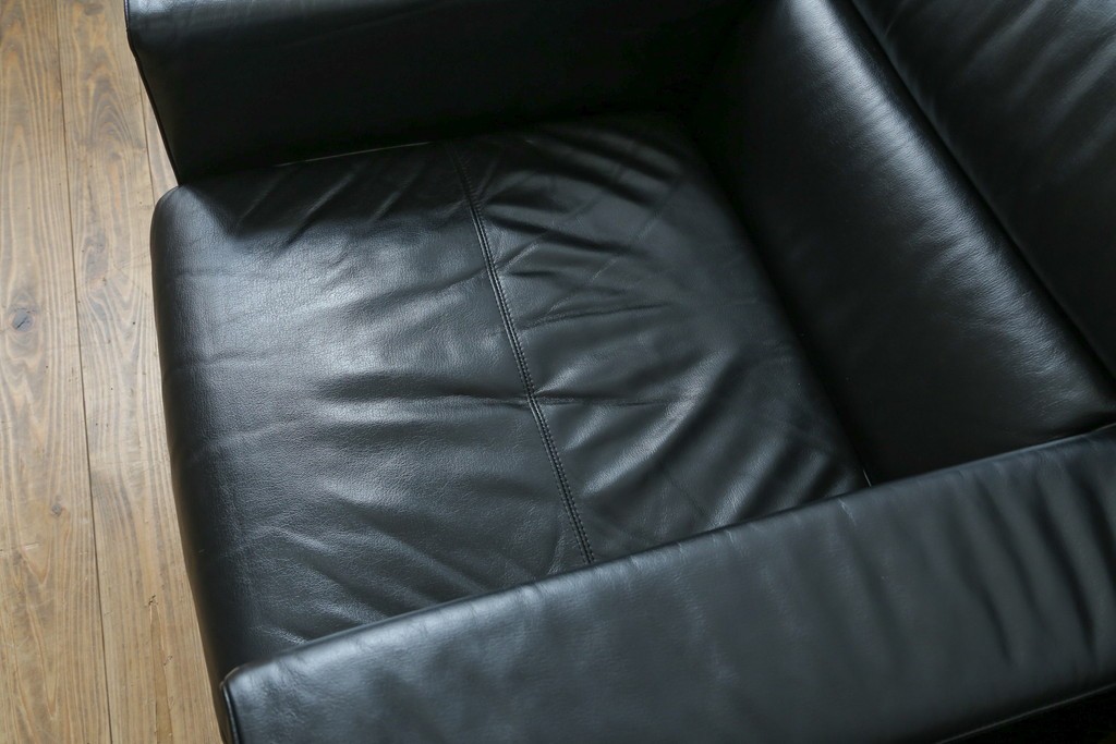 中古　コクヨ(KOKUYO)　ルクサリオ　本革+フェイクレザー　モダンデザインの1人掛けアームソファ2脚セット　定価(2脚合計)約35万円以上　(R-085673)