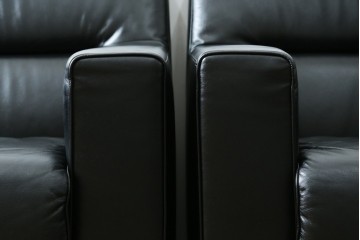 中古　コクヨ(KOKUYO)　ルクサリオ　本革+フェイクレザー　モダンデザインの1人掛けアームソファ2脚セット　定価(2脚合計)約35万円以上　(R-085673)