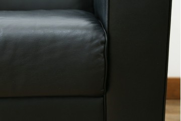 中古　コクヨ(KOKUYO)　ルクサリオ　本革+フェイクレザー　モダンデザインの1人掛けアームソファ2脚セット　定価(2脚合計)約35万円以上　(R-085673)