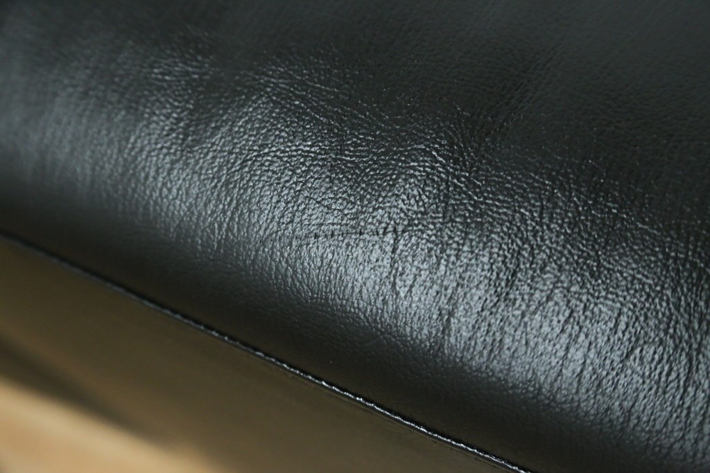 中古　コクヨ(KOKUYO)　ルクサリオ　本革+フェイクレザー　モダンデザインの1人掛けアームソファ2脚セット　定価(2脚合計)約35万円以上　(R-085673)