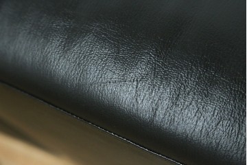 中古　コクヨ(KOKUYO)　ルクサリオ　本革+フェイクレザー　モダンデザインの1人掛けアームソファ2脚セット　定価(2脚合計)約35万円以上　(R-085673)