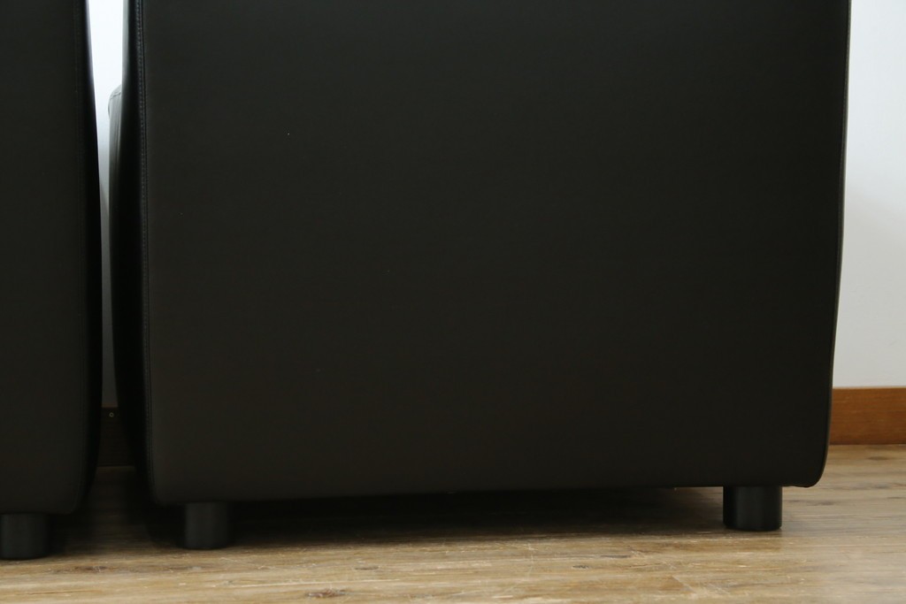 中古　コクヨ(KOKUYO)　ルクサリオ　本革+フェイクレザー　モダンデザインの1人掛けアームソファ2脚セット　定価(2脚合計)約35万円以上　(R-085673)