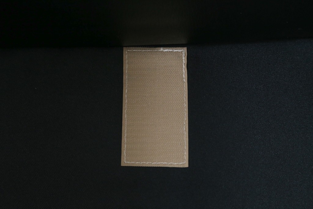 中古　コクヨ(KOKUYO)　ルクサリオ　本革+フェイクレザー　モダンデザインの1人掛けアームソファ2脚セット　定価(2脚合計)約35万円以上　(R-085673)