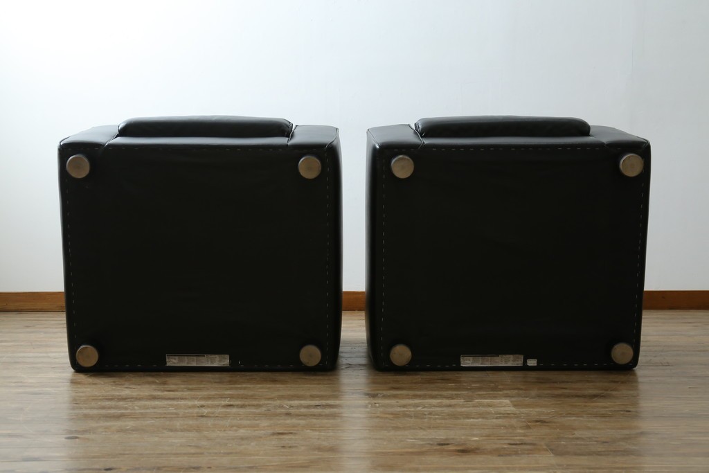 中古　コクヨ(KOKUYO)　ルクサリオ　本革+フェイクレザー　モダンデザインの1人掛けアームソファ2脚セット　定価(2脚合計)約35万円以上　(R-085673)