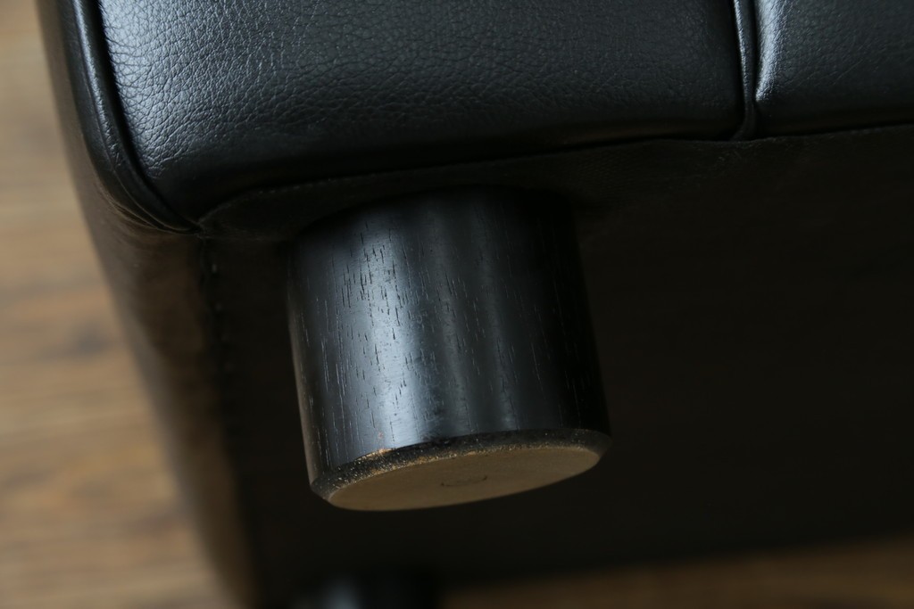 中古　コクヨ(KOKUYO)　ルクサリオ　本革+フェイクレザー　モダンデザインの1人掛けアームソファ2脚セット　定価(2脚合計)約35万円以上　(R-085673)