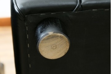 中古　コクヨ(KOKUYO)　ルクサリオ　本革+フェイクレザー　モダンデザインの1人掛けアームソファ2脚セット　定価(2脚合計)約35万円以上　(R-085673)