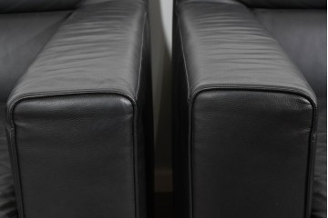 中古　コクヨ(KOKUYO)　ルクサリオ　本革+フェイクレザー　モダンデザインの1人掛けアームソファ2脚セット　定価(2脚合計)約35万円以上　(R-085673)