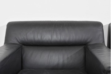 中古　コクヨ(KOKUYO)　ルクサリオ　本革+フェイクレザー　モダンデザインの1人掛けアームソファ2脚セット　定価(2脚合計)約35万円以上　(R-085673)