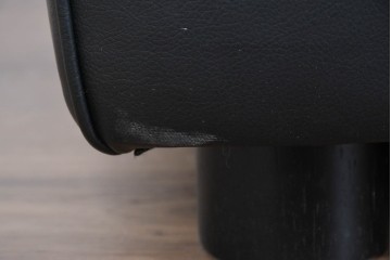 中古　コクヨ(KOKUYO)　ルクサリオ　本革+フェイクレザー　モダンデザインの1人掛けアームソファ2脚セット　定価(2脚合計)約35万円以上　(R-085673)