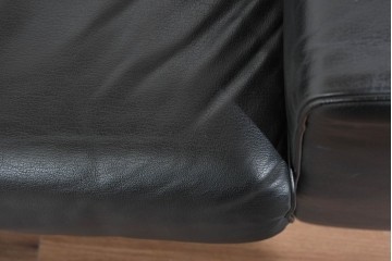 中古　コクヨ(KOKUYO)　ルクサリオ　本革+フェイクレザー　モダンデザインの1人掛けアームソファ2脚セット　定価(2脚合計)約35万円以上　(R-085673)