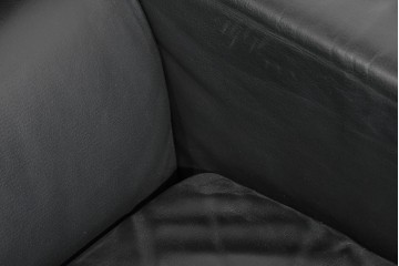 中古　コクヨ(KOKUYO)　ルクサリオ　本革+フェイクレザー　モダンデザインの1人掛けアームソファ2脚セット　定価(2脚合計)約35万円以上　(R-085673)