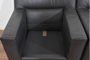 中古　コクヨ(KOKUYO)　ルクサリオ　本革+フェイクレザー　モダンデザインの1人掛けアームソファ2脚セット　定価(2脚合計)約35万円以上　(R-085673)