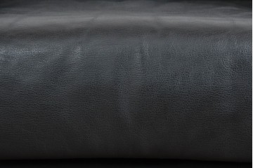 中古　コクヨ(KOKUYO)　ルクサリオ　本革+フェイクレザー　モダンデザインの1人掛けアームソファ2脚セット　定価(2脚合計)約35万円以上　(R-085673)