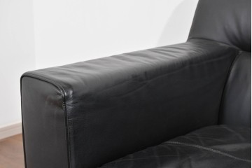 中古　コクヨ(KOKUYO)　ルクサリオ　本革+フェイクレザー　モダンデザインの1人掛けアームソファ2脚セット　定価(2脚合計)約35万円以上　(R-085674)