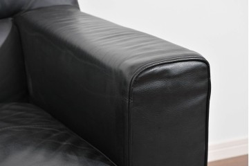 中古　コクヨ(KOKUYO)　ルクサリオ　本革+フェイクレザー　モダンデザインの1人掛けアームソファ2脚セット　定価(2脚合計)約35万円以上　(R-085674)