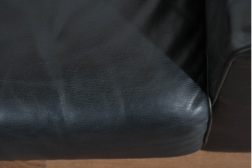 中古　コクヨ(KOKUYO)　ルクサリオ　本革+フェイクレザー　モダンデザインの1人掛けアームソファ2脚セット　定価(2脚合計)約35万円以上　(R-085674)