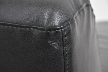 中古　コクヨ(KOKUYO)　ルクサリオ　本革+フェイクレザー　モダンデザインの1人掛けアームソファ2脚セット　定価(2脚合計)約35万円以上　(R-085674)